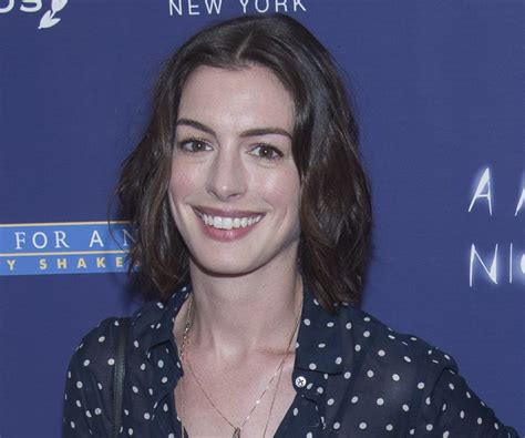 anne hathaway bio and photos.